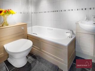 Woking - Front Garden Parking Pets Welcome - 2