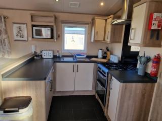 Laurah's Retreat, West Sands, Seal Bay Resort, Slesy - Selsey - 5