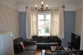 Nice 3 Bedroom Apartment - Ealing - 7