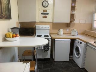 CENTRAL LOCATION! Double Bedroom 2 Mins Walk from Battersea Power underground Station! - 8