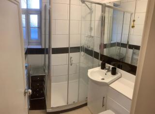 CENTRAL LOCATION! Double Bedroom 2 Mins Walk from Battersea Power underground Station! - 7