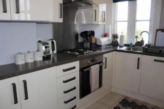 Spacious 2-Bed 2-Bath Apartment with Free Parking - Central Poole - 1