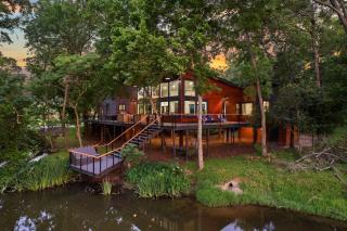LUX Treehouse on Private Lake next to Lake Conroe with Game room, Paddleboards, Lake Views, and more! - Montgomery - 0
