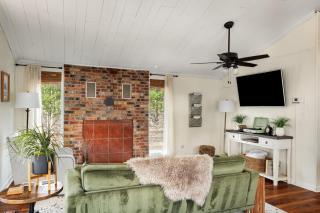 Modern w Hot Tub, Sauna, WiFi, Fire Pit, Grill, Deck - Hedgesville - 3