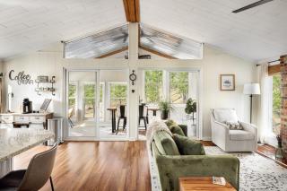 Modern w Hot Tub, Sauna, WiFi, Fire Pit, Grill, Deck - Hedgesville - 8
