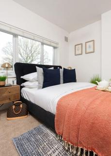 Exclusive Premium Large Solihull House - The Chapters - NEC Sleeps 9 - 4