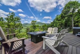 Skytop Chalet Pet Friendly, Hot Tub and Views - Black Mountain - 8