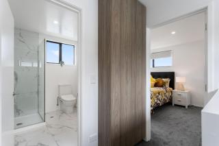 Luxury Style Free Street Parking CBD Location - Christchurch - 3