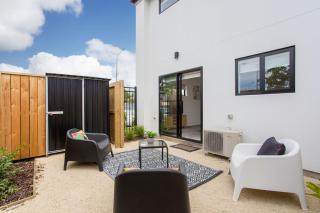 Luxury Style Free Street Parking CBD Location - Christchurch - 1