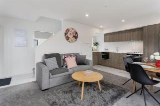 Luxury Style Free Street Parking CBD Location - 8