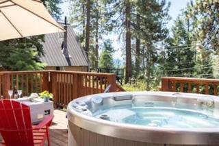 Lake Views, Pet-Friendly Cabin with Hot-Tub in King's Beach - Kings Beach - 0