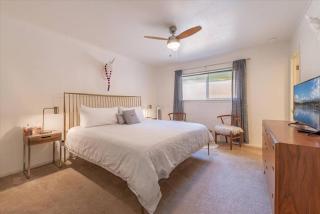 Lake Views, Pet-Friendly Cabin with Hot-Tub in King's Beach - Kings Beach - 7