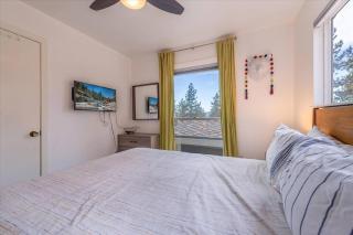 Lake Views, Pet-Friendly Cabin with Hot-Tub in King's Beach - Kings Beach - 4