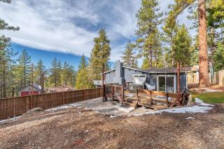 Lake Views, Pet-Friendly Cabin with Hot-Tub in King's Beach - Kings Beach - 2