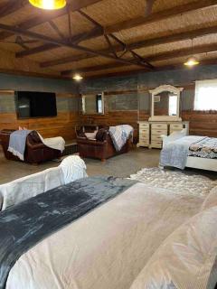 Unique, Rustic Stone Cottage - Canadian - 7