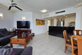 Waterfront Sub-Penthouse Apartment in City Centre - Cairns - 3