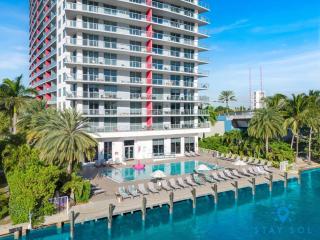 Pool Apartment with Balcony, Near Beach - Hallandale Beach - 9