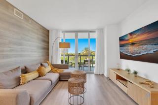 Pool Apartment with Balcony, Near Beach - Hallandale Beach - 0