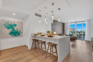 Pool Apartment with Balcony, Near Beach - Hallandale Beach - 7