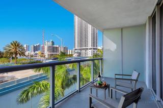 Pool Apartment with Balcony, Near Beach - Hallandale Beach - 5