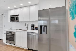 Pool Apartment with Balcony, Near Beach - Hallandale Beach - 8