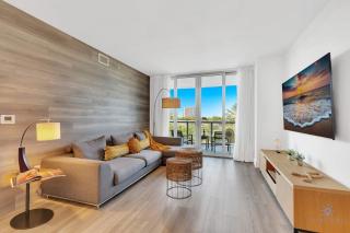 Pool Apartment with Balcony, Near Beach - Hallandale Beach - 3