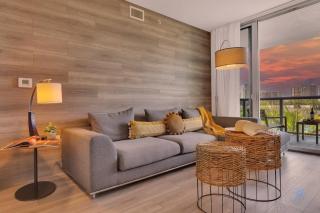 Pool Apartment with Balcony, Near Beach - Hallandale Beach - 2