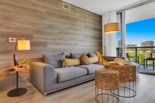 Pool Apartment with Balcony, Near Beach - Hallandale Beach - 1