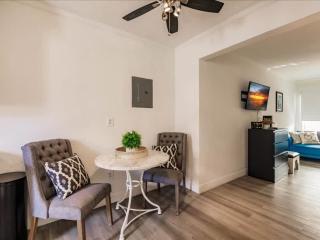 Deco Bungalow 1block from beach with parking - Miami Beach - 4