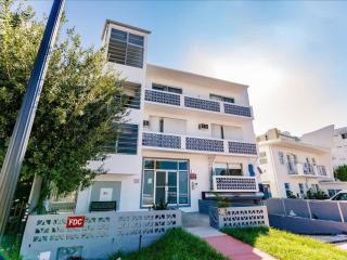 Deco Bungalow 1block from beach with parking - Miami Beach - 1