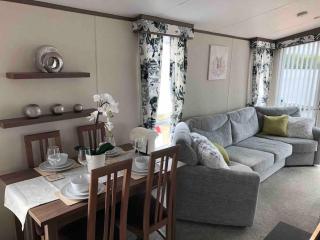 Stunning LAKE SIDE Caravan with HOT TUB at Tattershall Lakes - Tattershall - 5