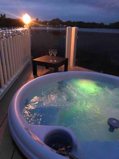 Stunning LAKE SIDE Caravan with HOT TUB at Tattershall Lakes - Tattershall - 6