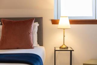Cromwell Corner - Donnini Apartments - 2