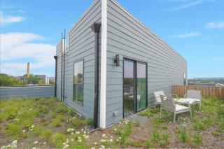 Enjoy City Skyline Views from private Roof Deck! - 8