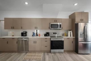 Enjoy City Skyline Views from private Roof Deck! - 4