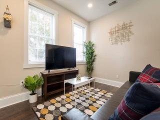 Spacious 3BR House with Backyard in NULU CozySuites - Louisville - 0