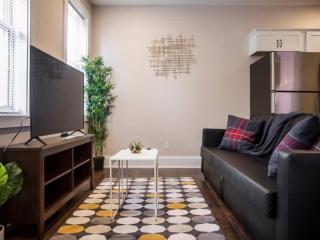 Spacious 3BR House with Backyard in NULU CozySuites - Louisville - 9