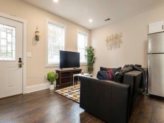 Spacious 3BR House with Backyard in NULU CozySuites - Louisville - 8