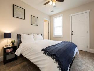 Spacious 3BR House with Backyard in NULU CozySuites - Louisville - 5
