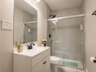 Spacious 3BR House with Backyard in NULU CozySuites - Louisville - 3