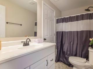 Spacious 3BR House with Backyard in NULU CozySuites - Louisville - 2