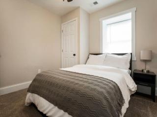 Spacious 3BR House with Backyard in NULU CozySuites - Louisville - 1