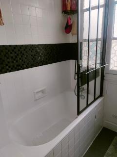 Chambre spacieuse vu sur la tour - 3