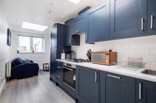 Cosy 1 Bed apartment with FREE PARKING close to Underground station zone 2 for quick access to Central London up to 5 guests - London - 3