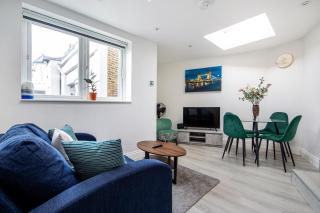 Cosy 1 Bed apartment with FREE PARKING close to Underground station zone 2 for quick access to Central London up to 5 guests - London - 5