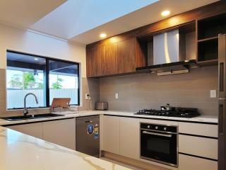 Luxury Bay Vacation Home 5 Ensuites & Pool - 1
