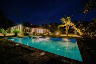 Ardeen Villa - superb 3 bedroom beachfront for 6, BB, free pick up for 7 night stays arriving together, fully serviced, taxes included - Tangalle - 3