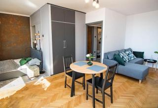 Bright 7th Floor Central Home with Balcony & View - Varsavia - 0