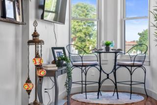 Lux 1BR - Amazing Cafe - Views - Located near ALL - 1