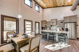 Near New Casino Broken Bow Cabin with Hot Tub - Broken Bow - 5